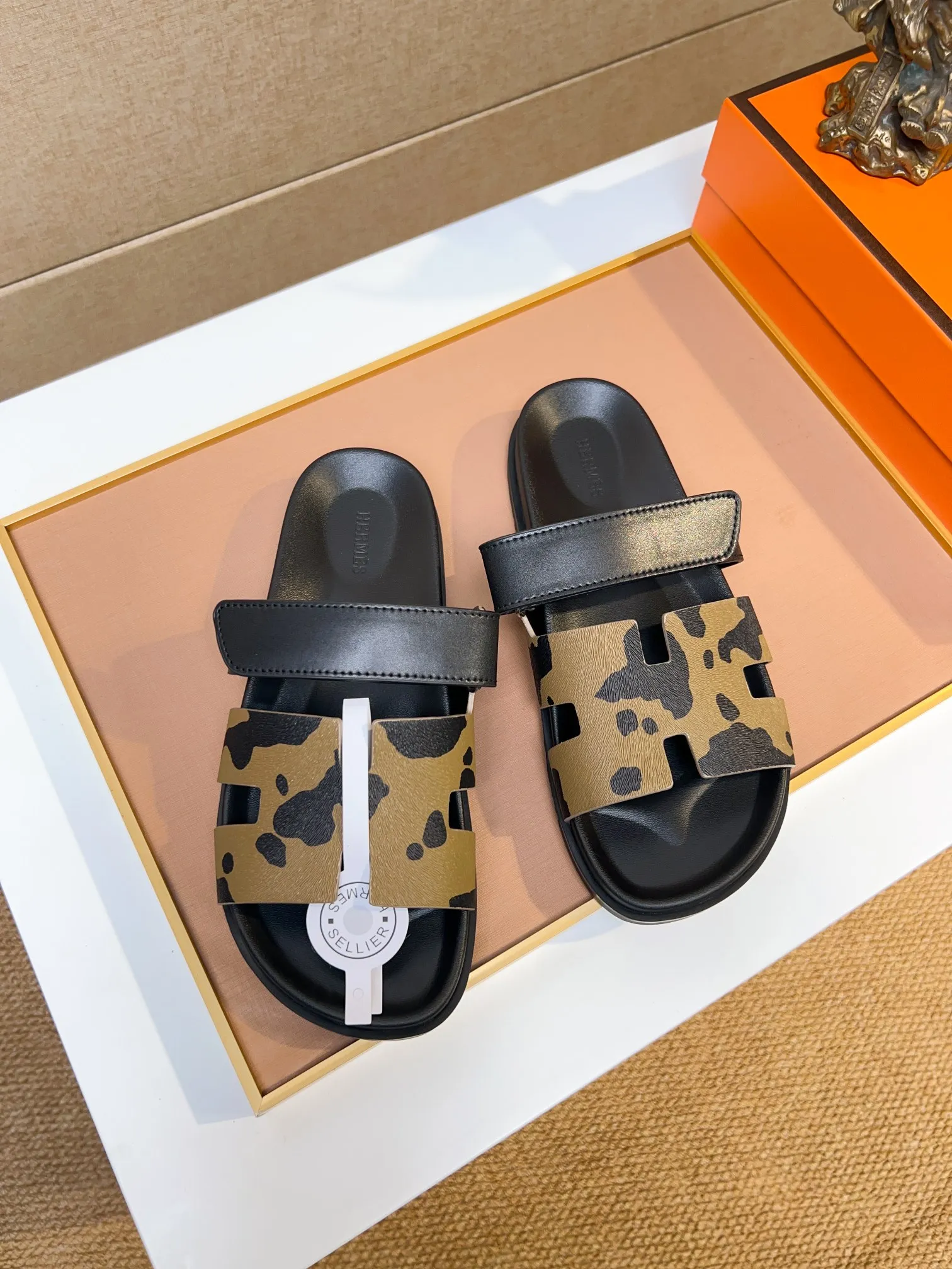 Men's clothing and shoes 💰340 💅💅💅 new arrival. Hermes Hermes official website latest counter synchronized new oran color leather H slippers, the original Paris version flew back to the original model and opened the mold to make it perfectly🍌The highest quality Sincerity, you can enter and leave the counter at will [Deyi] The upper is made of original customized  colored palm prints, crocodile print, ostrich print, colored cow leather, colored cow suede, 🤔 horse hair, 🥳 colored diamonds, 🥰 3D printing, and other genuine leather slippers, imported cow pattern foot pad lining, Italian  latest original genuine leather combination outsole Code number: 38-48 (customized at 46.47.48) Can be made into picture combination sole with genuine leather pattern and ordinary molded outsole